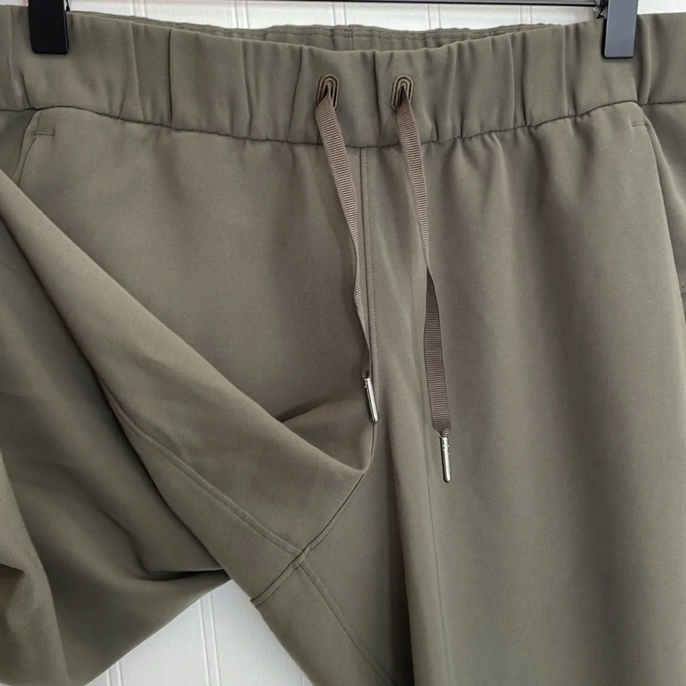 LULULEMON On the Fly Jogger in Dark Olive Size 6
